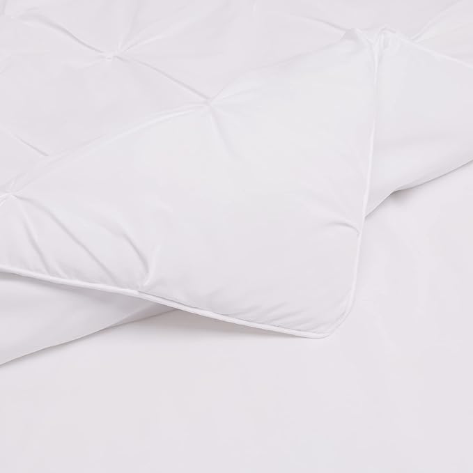 Amazon Basics 3-Piece All-Season Soft Down-Alternative Lightweight Microfiber Comforter Bedding Set, Pinch Pleat Design with Piped Edges, King, Bright White