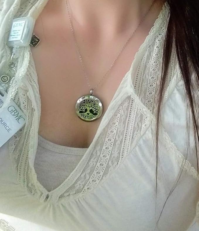 Aromatherapy Essential Oil Diffuser Necklace Stainless Steel lnspirational Locket Pendant（Heart）