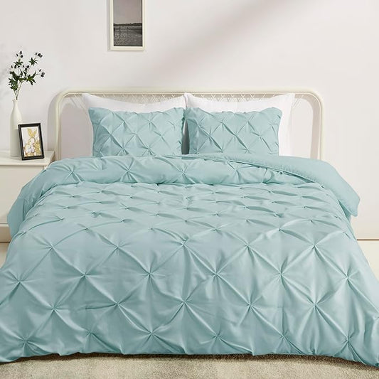 Amazon Basics 3-Piece Soft, Lightweight All-Season Down-Alternative Comforter Bedding Set, Pinch Pleat Design with Piped Edges, Full/Queen, Spa Blue